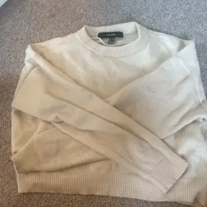 Hej! Jag säljer denna fina stickade tröjan ifrån vero Moda! Jag köpte den i julas så är inte så använd. Den har inga defekter och säljs för att den är för liten för mig. ❤️