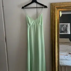 Grön lång klänning med öppen rygg