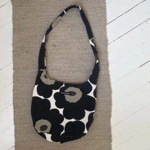 Marimekko crossbody väska🖤 - Superfin väska köpt secondhand! Väldigt rymlig och passar till det mesta💘💖