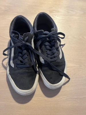 Vans - Säljer dessa marinblåa vans i mörkblå mocka, mycket bra skick! 💙