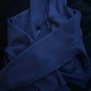 Mörkblå kroppad kofta  - Mörkblå kroppad kofta, jätteskönt. 