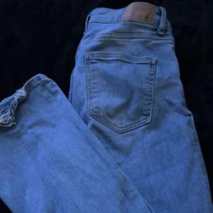 Utavängda jeans, fin blå färg. Ganska nya. Säljs för billigare för de trådar som gått ut lägst ner på byxorna. Lågmidjade 