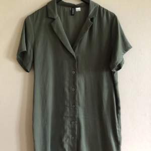 Lång mörkgrön skjorta från hm i storlek S.