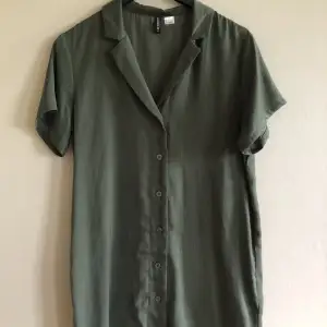 Lång mörkgrön skjorta från hm i storlek S.