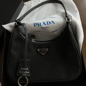 Prada Re-Edition 2005 Re-Nylon mini bag.    Har tyvärr slarvat bort, äkthetskortet som tillhör väskan. 