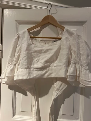Topp i linne - Från NA-KD använd 1 gång men har en defekt (se bild) men går enkelt att sy ihop (har inte gjort bara) strl 34