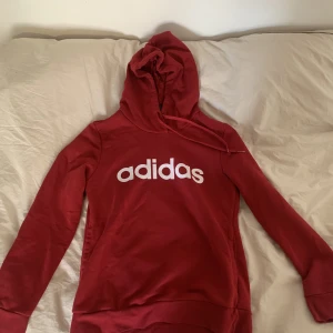 Adidas hoodie - Röd adidashoodie Knappt använd Skön!!