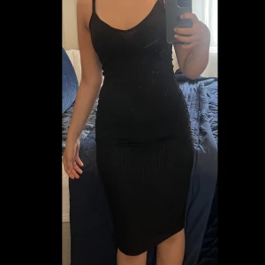 Svart klänning  - Använd en gång. Svart mellanlång ribbad klänning. Storlek S från shein. Säljs för den it används nån mer. 