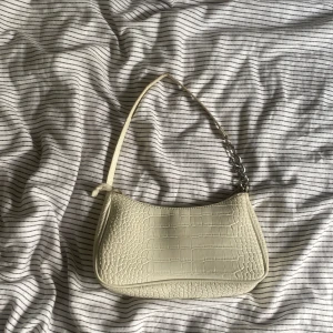 Väska  - Säljer en jättefin väska! Har en ny väska och den här kom inte jättemycket till användning