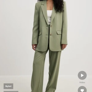 Grönt Set💚 - Säljer detta gröna set som köptes förra året. Endast använd en gång så jättefint skick!  Kavajen är i strl 36 men är oversize, byxorna 38. Jag är mellan 36-38 Nypris: 1500      Skriv vid fler bilder eller intresse.