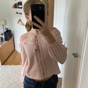 Blus - Rosa off-shoulder blus, färgen framgår bäst i första bilden!💕