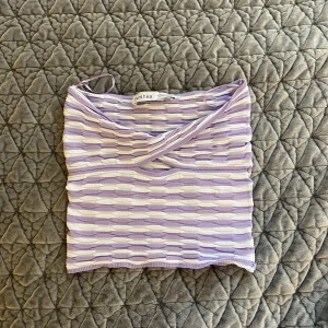 Tube topp  - En supersöt Tube top från bershka💕 Köpt förra sommaren från zalando💕 Säljer då den är för liten för mig. Försökte få på mig den för att man ska se någorlunda se hur den ser ut på🥰