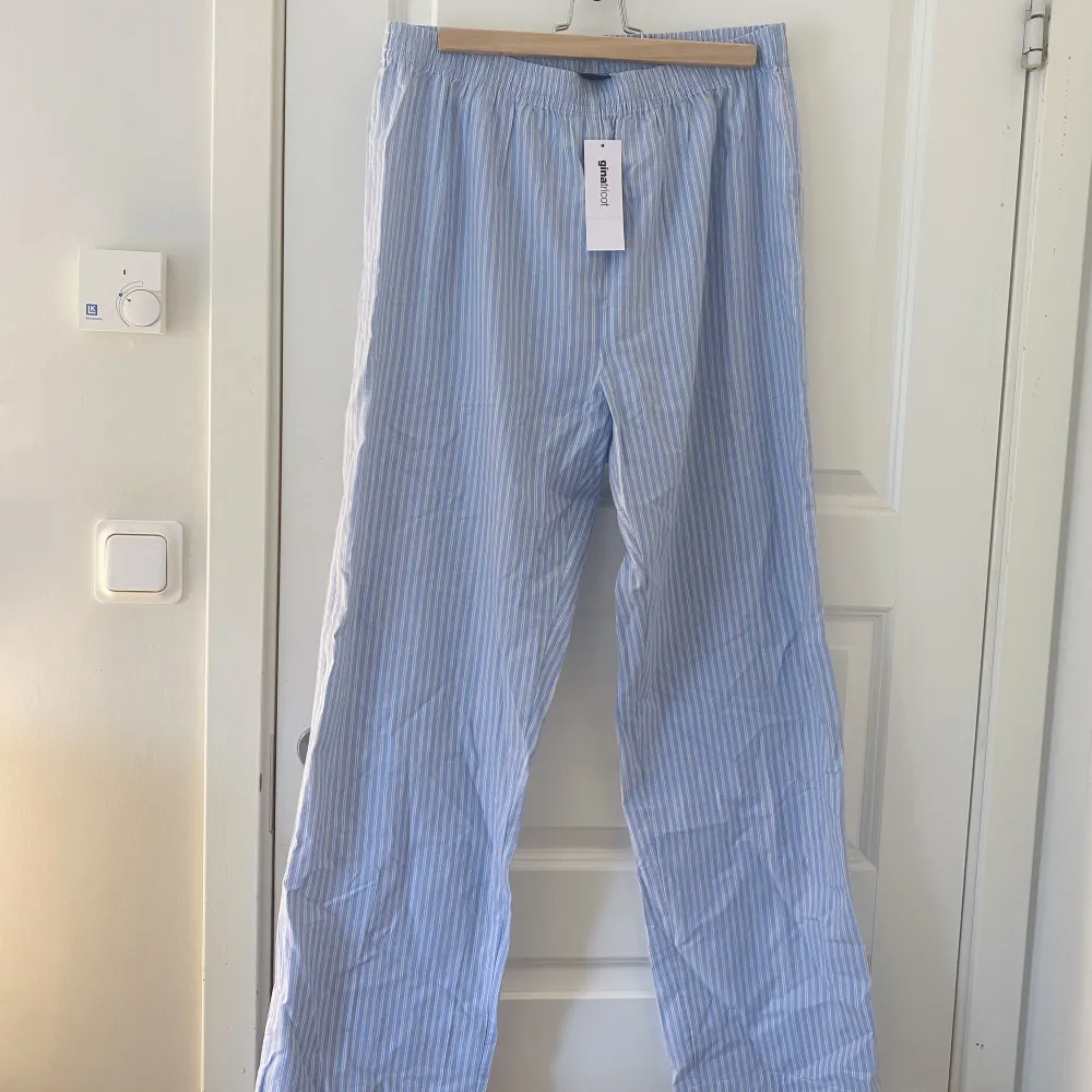 Säljer dessa super populära byxor från Ginatricot, Dessa är i storlek L men passar även M . Jeans & Byxor.