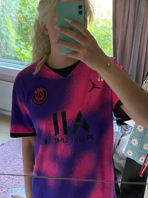 PSG tröja  - Säljer för aldrig kommit till användning. Bra kvalitet, den är oversized på mig som är 172 cm lång och storlek xs, s men är en M i herrstorklek