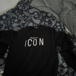 Dsquared och moncler  - 2 tröjor, ena är en moncler i storlek xxl men passar för dem i xl, den andra är en dsquared tröja även den är i storlek xxl men passar dem i xl. Tröjorna är A kopior och kostar runt 700kr och jag säljer dem för 400 för en och 900 för båda 