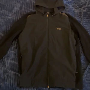 Hugo boss cardigan - Som ny(använd 2 gånger), storlek xxl (passar XL/L) Nypris 3300 kr 