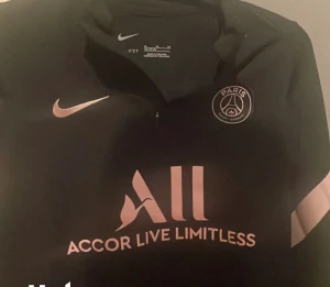Långärmad PSG tröja  - En snygg svart rosa PSG tröja i utmärkt skick! Storlek XL barn men passar exakt som XS herr Ny pris: 699kr