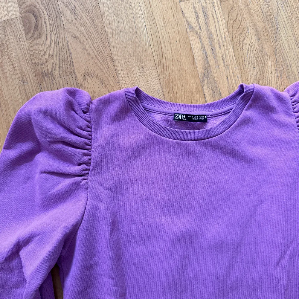 Säljer denna jättefina lila tröjan med volang från Zara då den tyvärr inte kommer till användning. Möts helst upp och då i Stockholm💜. Tröjor & Koftor.