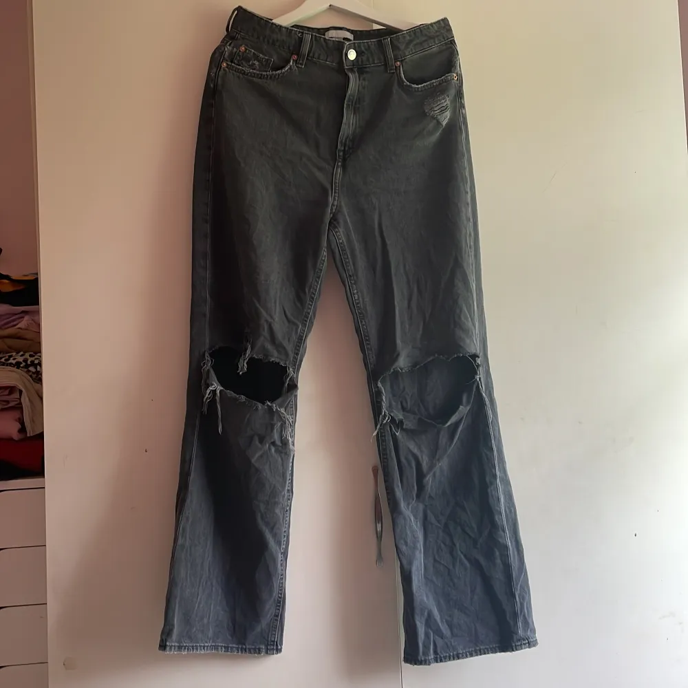 Säljer dessa mörkgråa jeans eftersom de sällan kommer till användning.. Jeans & Byxor.