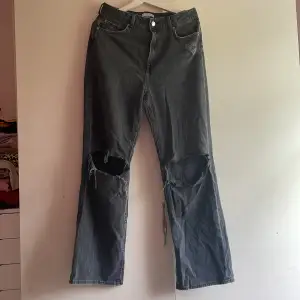 Säljer dessa mörkgråa jeans eftersom de sällan kommer till användning.