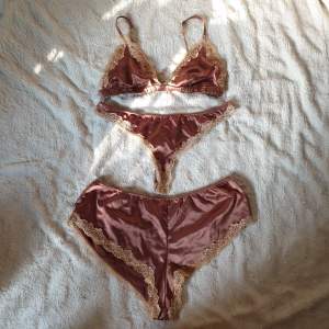 Underklädesset med bralette, stringtrosor och shorts i ett paket. Bralette är storlek LARGE Trosor är storlek MEDIUM Shorts är storlek MEDIUM  MATERIAL: Polyester  Metallsatsen på de justerbara banden har rostat lite (se bild nr 2) men går att fixa