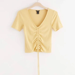 Gul topp - Supersöt gul topp💛 Knappt använd och är därför i väldigt bra skick. Fin knytdetalj och justerbar längd. Pris kan diskuteras.