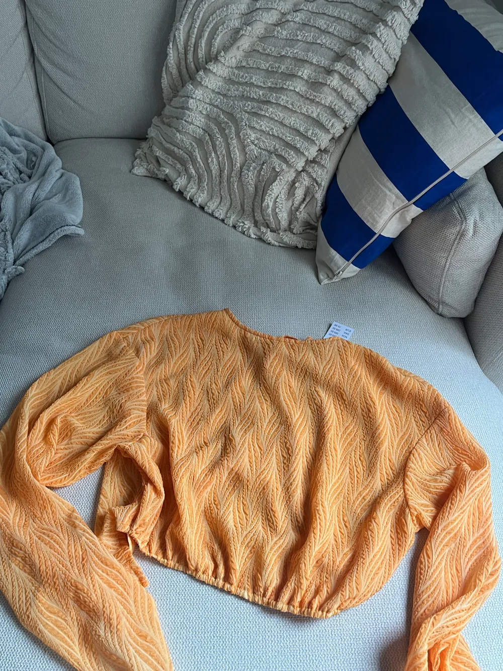 En orange blus från Gina tricot med öppen rygg och knytning, lapparna är kvar och är aldrig använd.. Blusar.