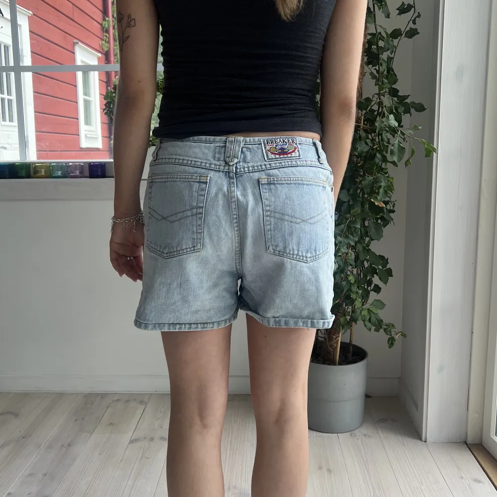 Lågmidjade vintage jeansshorts i gott skick. . Shorts.