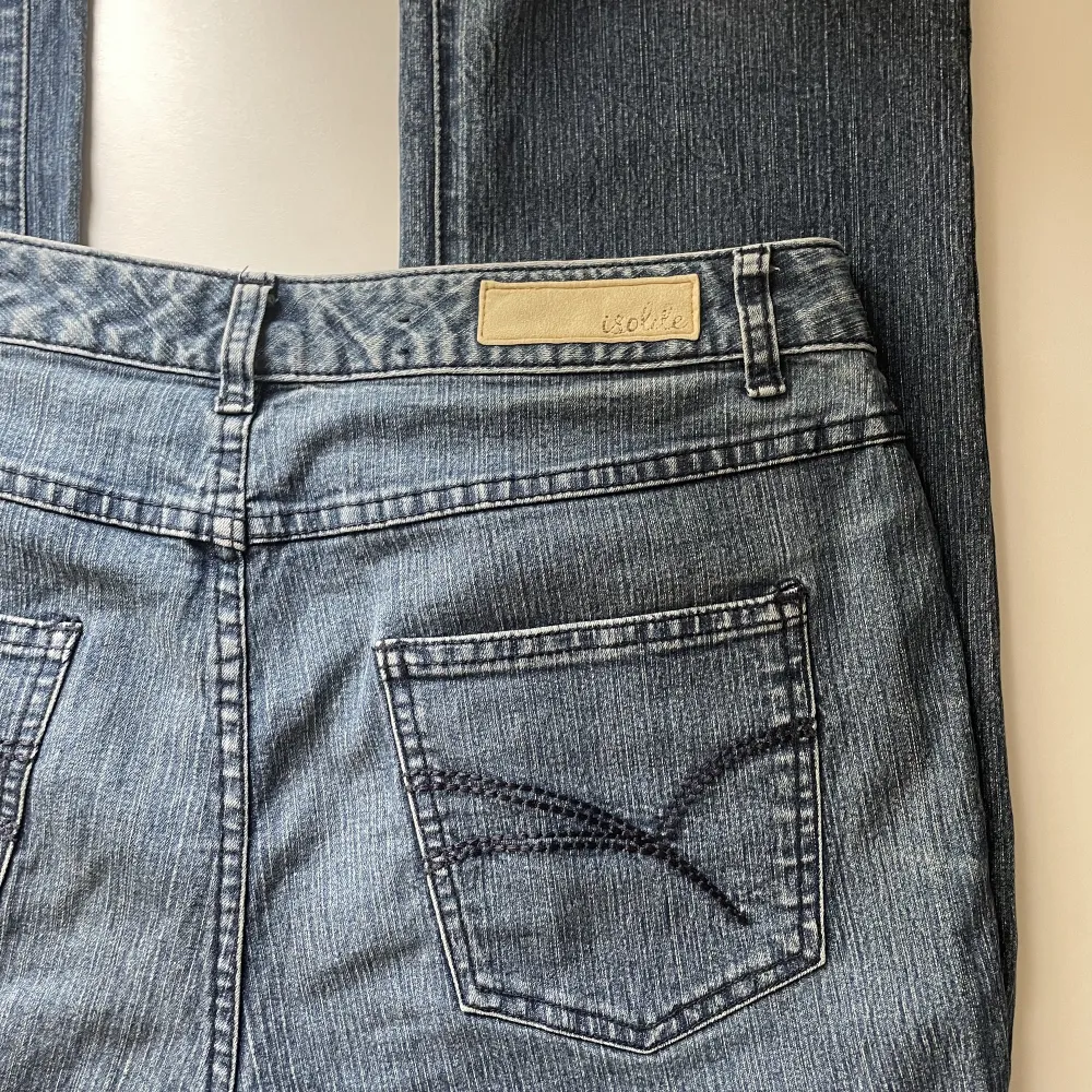 medelmidjade jeans i blått, märket heter Isolde men står inget storlek på lappen! Skriv för mer information!. Jeans & Byxor.