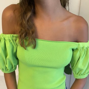 Grön Topp - Säljer denna gröna toppen från Zara i storlek M som kan användas både off shoulder och vanligt! Den är liten i storleken då jag vanligtvis har S men toppen är lite för liten för mig medans tjejen på bilden har storlek XS och den sitter perfekt på henne! 💞