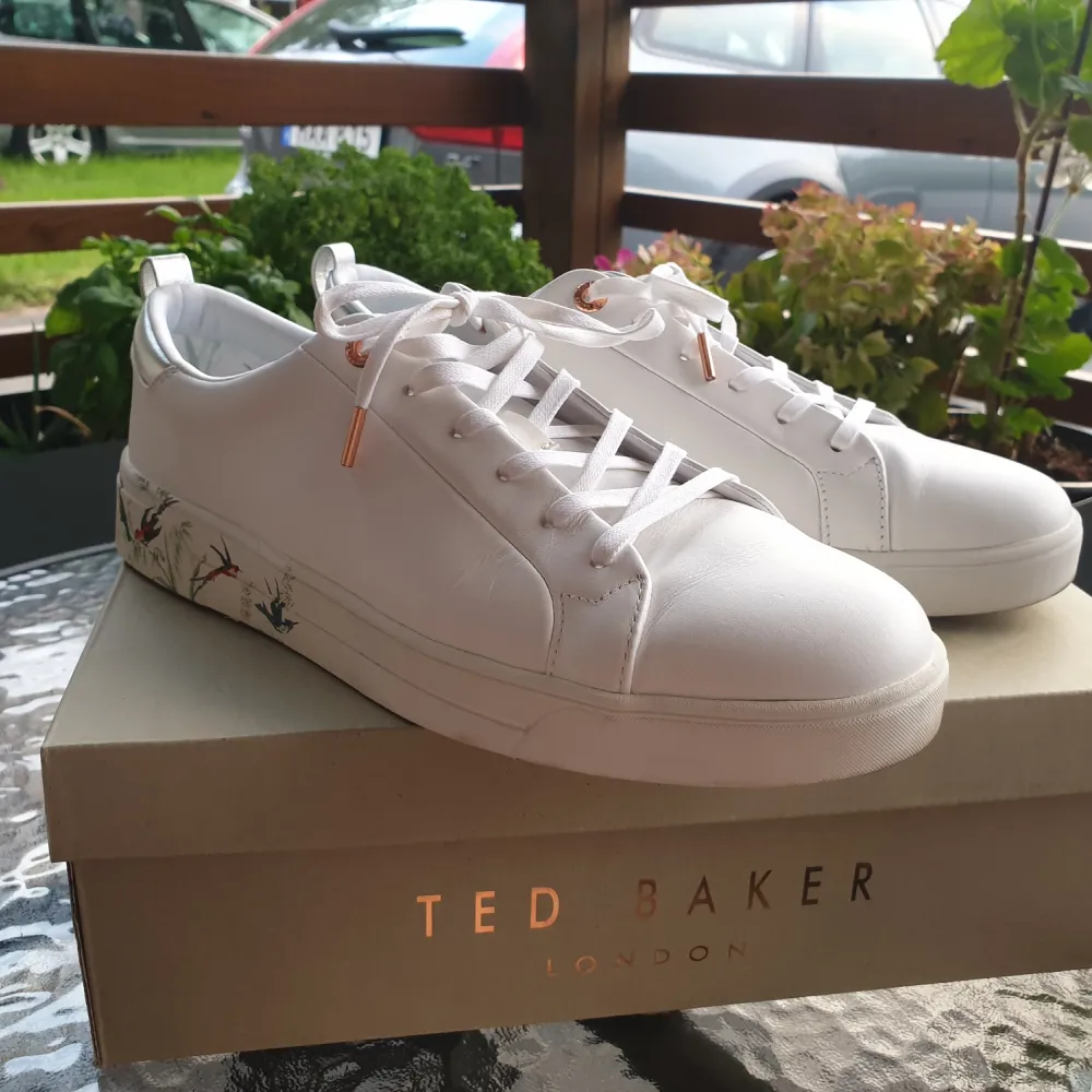 Ted baker skor köpta i london i storlek 41. Vita med jättefina detaljer på sidan av skon, aldrig använda i perfekt skick. Orginalkartong. Skor.