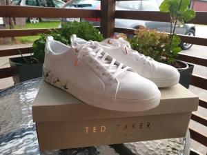 Ted Baker-skor - Ted baker skor köpta i london i storlek 41. Vita med jättefina detaljer på sidan av skon, aldrig använda i perfekt skick. Orginalkartong