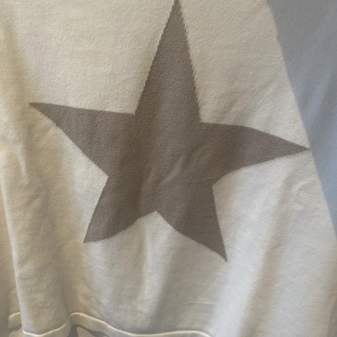 Säljer denna jätte fina vita tröja med stjärna på i mitten  - 91