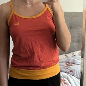 Nike linne - Super sött rött vintage Nike linne med orange detaljer. Inga defekter! Storlek S men passar även M🫶💕
