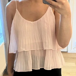 Rosa volang topp - En rosa volang topp från bikbok🩷i bra skick!