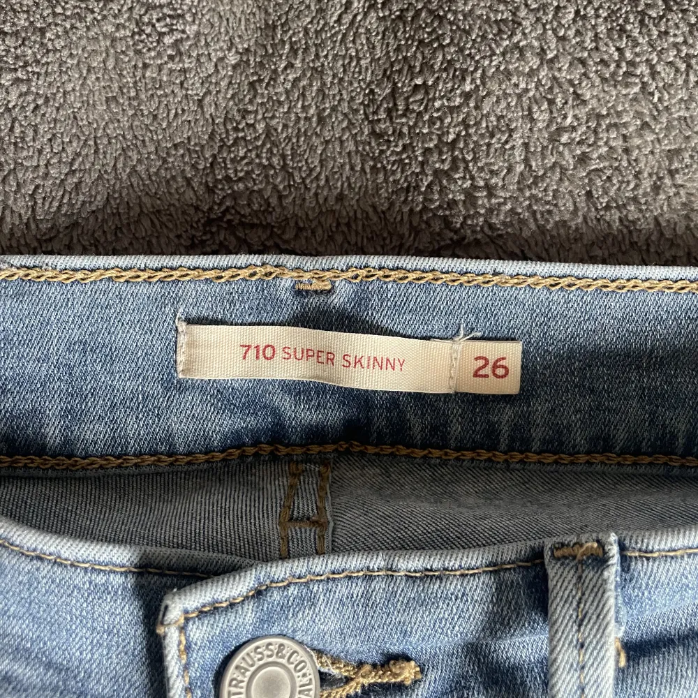 Lågmidjade blåa Levis jeans, storlek 26. I väldigt bra skick. Säljes då de är för små för mej!🫶🏼. Jeans & Byxor.