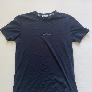 Säljer denna supersnygga blåa t-shirten med Stone Island tryck i storleken Large. Kan mötas i Stockholm eller fraktas.