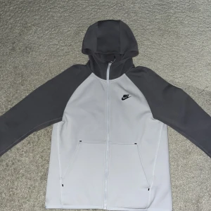 Nike tech hoodie - Strl M Som gott som ny