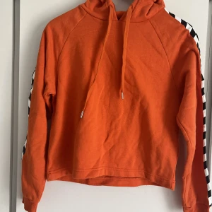 Hoodie  - Hoodie i kortare längd- magtröja Aldrig använd. Super fin färg   Köparen står för frakten! 