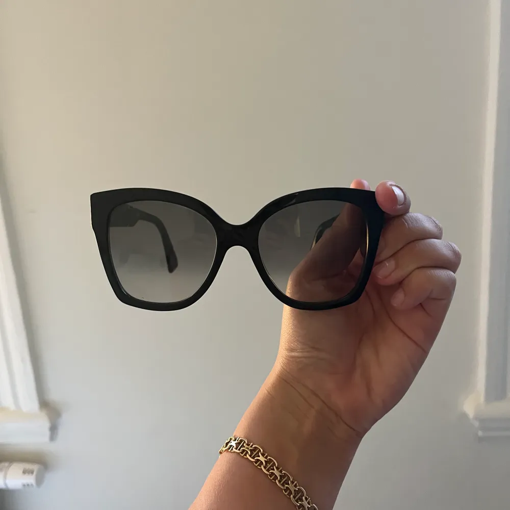 Stora solglasögon från Gucci. Köpta 2021. Använda fåtal gånger. Köparen står för frakt❤️. Accessoarer.