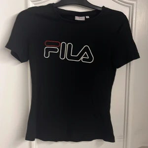 Svart t-shirt  - En svart fila T-shirt använd 1-2 gånger och är i väldigt bra skick. 