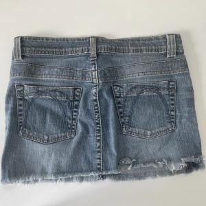 Lågmidjad jeanskjol - Så fin lågmidjad jeanskjol som tyvärr är för stor för mig:(  Använd gärna köp nu! 