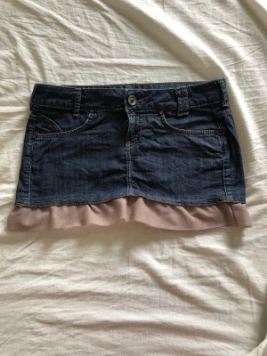 Lågmidjad minikjol - Supercool lowrise jeanskjol från bershka😍 storlek 28