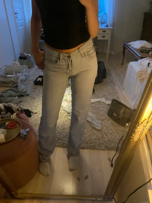 Bikbok jeans - Jättefina grå jeans ifrån bikbok, knappt använda❤️Storlek  24 W 32 L, passar mig som bär S