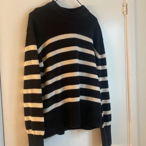 Stickad randig tröja - Säljer pga att den inte kommer till användning längre💕💕 är i gott skick! Tröjan har str Xs, skulle dock säga att den definitivt passar större storlekar också. Pris kan alltid diskuteras