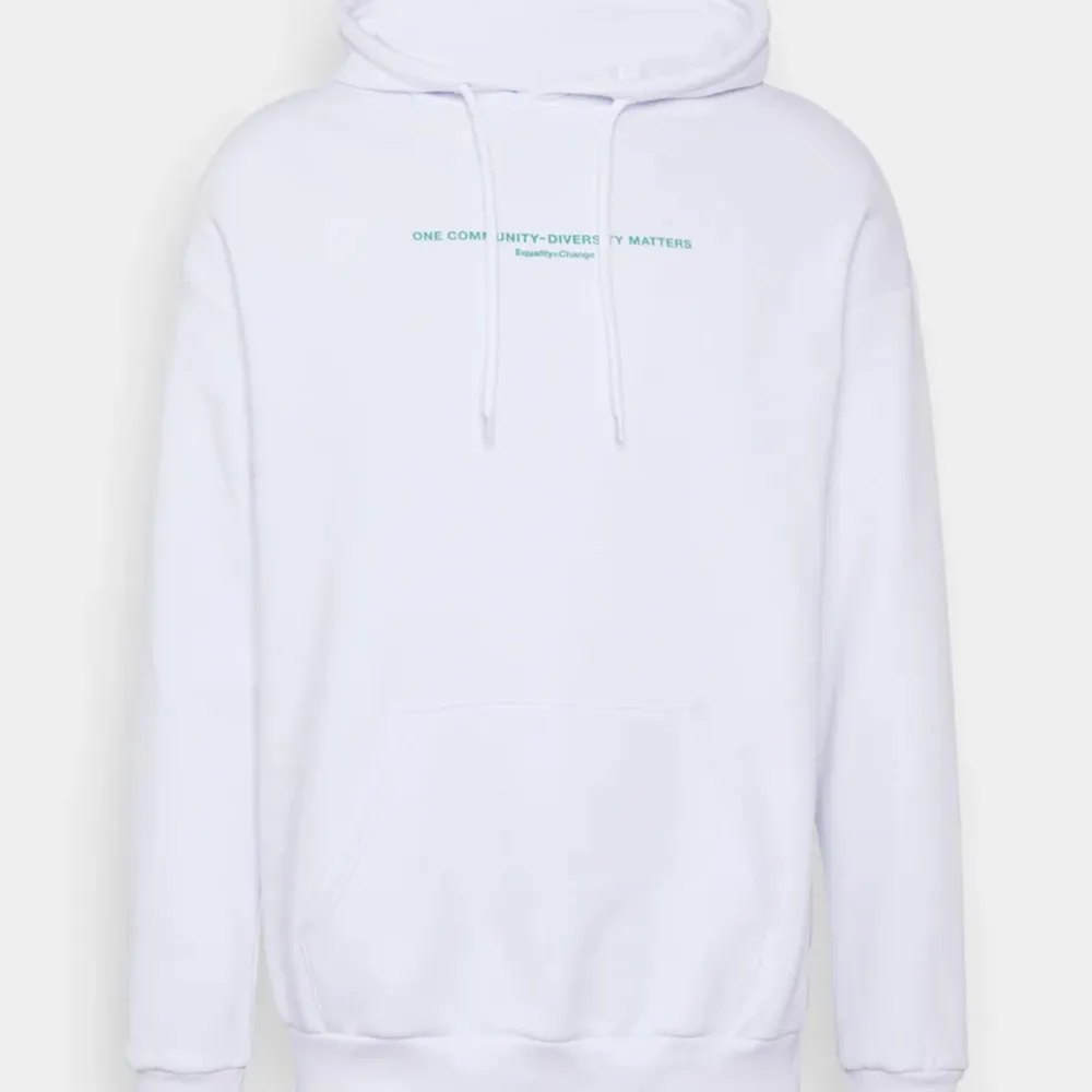 Säljer denna coola hoodie med tryck på ryggen och text där fram från märket Yourturn . Använd enstaka gång. . Hoodies.