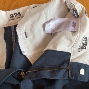 874 Dickies Byxor - 874 dickies byxor. W30/L30. Använda en gång. Säljer eftersom de blivit för korta för mig.