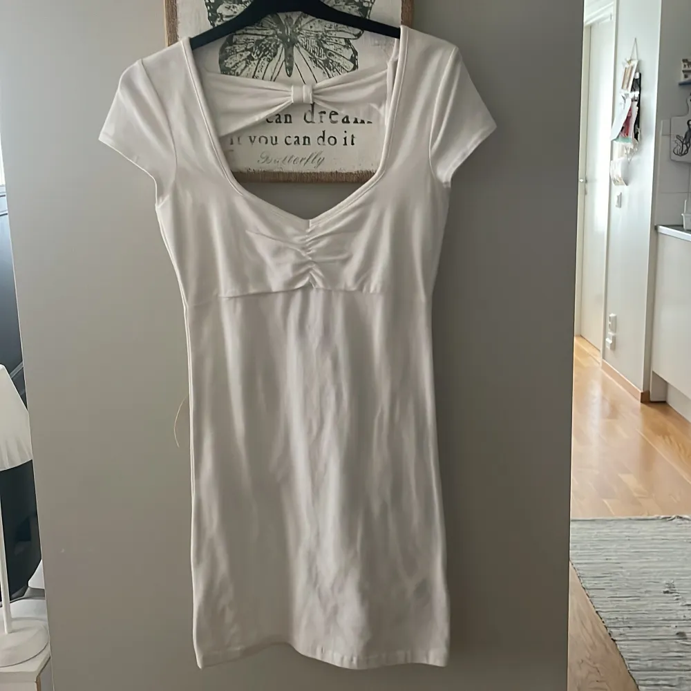 klänning bara provad från bik bok som ny strl small 60kr. Mekot.