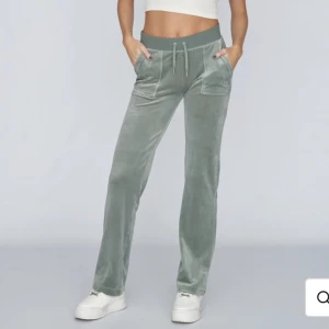 Intressekoll  - Dessa godingar, enda felet är att detaljen på snöret har ramlat av.😑jag har kvar den jag skulle vilja säga att jag kan tänka mig att sälja de för 300. jag vill gärna köpa ett par i xs är inte ute efter att byta utan vill bli av med de innan jag köper nya.