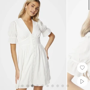 Vit klänning - Köpt för 700 kr. Endast använd två gånger! Säljer för 300 kr och frakten ingår i priset!